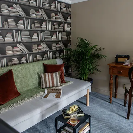 Pembroke Townhouse بيت ضيافة 4*